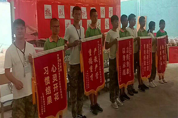 志华青少年励志成长培训中心2017年上半年毕业学员代表送给学校老师的锦旗