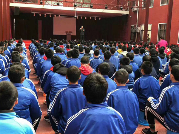 湖南省某部队爱国主义宣讲员在叛逆孩子戒网瘾学校进行爱国主义宣讲