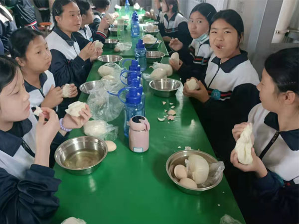 志华叛逆孩子学校三月三地菜煮鸡蛋